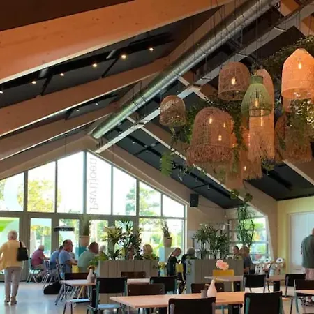 Tenthuisje In Het Groen, Met Eigen Badkamer