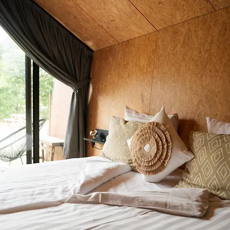 Tenthuisje In Het Groen, Met Eigen Badkamer